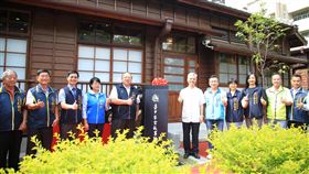 台中客家故事館揭牌座落於東勢第五橫街的台中客家故事館原為日治時期東勢公學校宿舍，22日舉行揭牌儀式，台中市副市長陳子敬（左5）、市府客委會主委江俊龍（左3）等人出席。中央社記者趙麗妍攝  109年7月22日