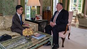 羅冠聰今（22）天跟出訪英國的美國國務卿蓬佩奧（Mike Pompeo）會面，他說，籲國際社會連成一線，應對中共威權擴張。（圖／翻攝自羅冠聰臉書）