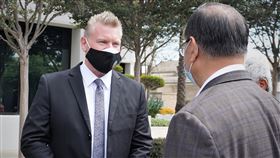 美國口罩立場分歧　地方官員：謹慎為妙南加州橘郡叢林園市（Garden Grove）市長瓊斯（Steven R. Jones）（左）認為，雖然民眾對口罩有不同意見，但在疫情還沒結束之間，呼籲民眾保持謹慎，戴好口罩。中央社記者林宏翰洛杉磯攝　109年7月22日