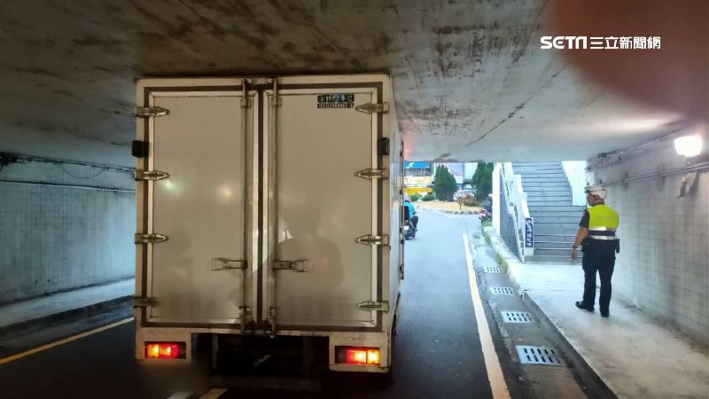 地下道限高2公尺　貨車當場「卡」車