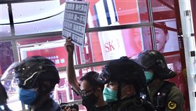國安法發酵  香港自由民主法治指標創新低21日發布的民調結果顯示，「港區國安法」實施後，香港5項核心指標均告下跌；其中，自由、民主和法治指標創1997年有記錄以來新低。圖為21日在元朗一座商場，一名示威者被港警逮捕後，仍堅持舉起抗議標語。（中通社提供）中央社  109年7月22日