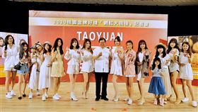 搶攻國旅商機　桃市府邀網紅行銷旅宿業者桃園市長鄭文燦（中）表示，市府今年結合轄內旅宿業者，由市府配對，透過網紅們的視野發掘行銷桃園旅宿業者獨特魅力，也藉由總粉絲數超過百萬的人氣網紅群，發揮宣傳的加乘效益。中央社記者吳睿騏桃園攝　109年7月22日