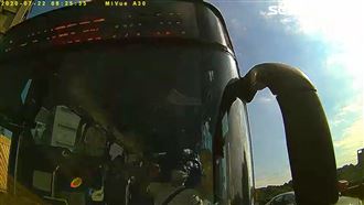 國道連環撞釀1死18傷　驚悚畫面曝