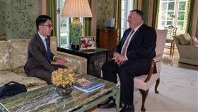 香港民運人士羅冠聰（左）於英國時間21日下午與美國國務卿蓬佩奧（右）在倫敦一對一會晤。（圖取自facebook.com/NathanLawKC）