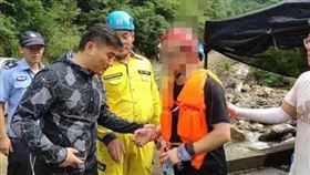 公司200人登山！「都沒帶手機」下山驚少1個…原因怒了（圖／翻攝自微博）