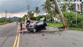 高雄市詹男行經旗屏一路時自撞電線杆，造成1死2傷的慘劇。（圖／翻攝畫面）