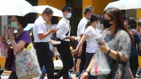 6月失業率下降（2）行政院主計總處22日發布6月失業率為3.96%，較上月下降0.11個百分點。圖為台北街頭上班族。中央社記者王騰毅攝　109年7月22日
