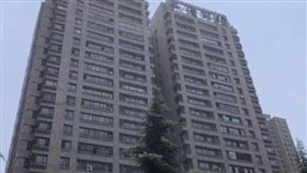 33歲OL開窗通風！腳滑「墜落12樓」…1台車奇蹟保命（圖／翻攝自看看新聞微博）