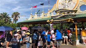 新竹縣旅遊景點人潮湧入端午節連續假期展開，民眾紛紛出遊，新竹縣六福村主題遊樂園25日湧入人潮。（六福村提供）中央社記者郭宣(文三)傳真　109年6月25日