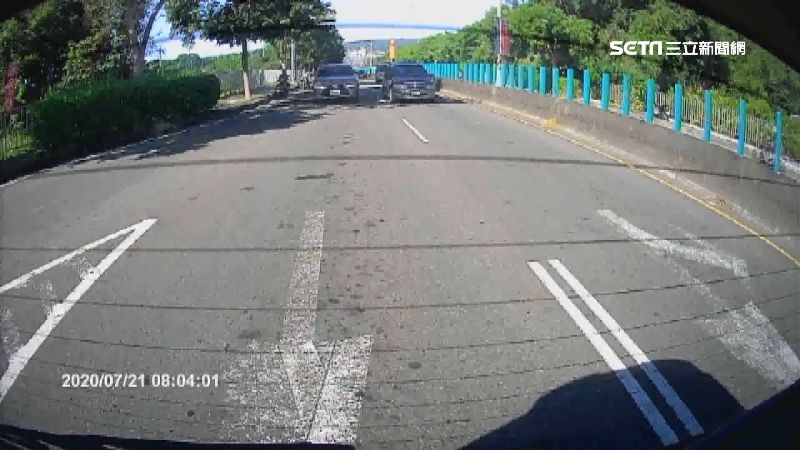 開車怕曬太陽　駕駛違停占用車道將罰