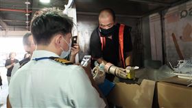 歐盟捐贈牛結節疹疫苗抵台金門縣爆發牛結節疹病疫情，農委會緊急向國外採購疫苗，歐盟在獲知後也捐助1萬劑疫苗並在22日運抵台灣。中央社記者吳睿騏桃園機場攝　109年7月22日