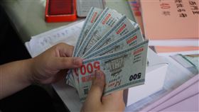 金門1+1振興券第二波29日開跑金門推出1+1振興券，金門縣政府22日表示，首波已在17日到19日完成發放，領取率約8成；第二波將於29日到31日發放。中央社記者黃慧敏攝　109年7月22日