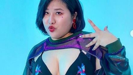 拍照遭網美鄙視　胖女孩霸氣回一句話