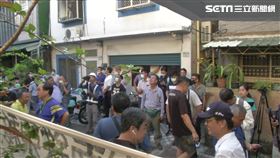 強拆南鐵拒遷戶！百人與警僵持　9旬老母親數度落淚