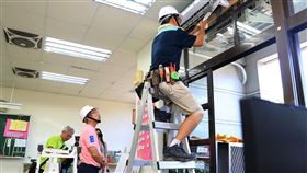 宜蘭市9月後國中小班班有冷氣因應夏季炎熱，宜蘭市公所編列約新台幣5000萬元，推動市內13所國中小學「班班有冷氣」政策，市長江聰淵（粉紅色上衣）22日到南屏國小視察時表示，預計9月底前全數完成。（宜蘭市公所提供）中央社記者沈如峰宜蘭縣傳真　109年7月22日