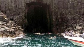 西吉嶼藍洞景點未經許可不得進入（1）澎湖南方四島海域的西吉嶼藍洞景點為自然保留區，未經許可不得進入，但最近傳出有遊艇直接靠近洞口等情事，澎湖縣府將會同海洋國家公園管理處加強查緝違規。（澎湖縣政府提供）中央社　109年7月22日