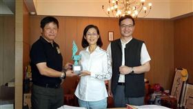 馬公高中設全國性校友會　校長補發傑出校友馬公高中校長丁志昱（左）為團結校友，最近發起籌設全國性校友會，獲內政部同意，21日與傑出校友前澎湖縣警局長賈樂吉（右）等人，補發獎座給今年當選傑出校友的信統電產有限公司總經理楊詠絮（中）。中央社　109年7月22日