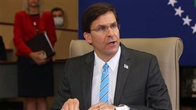 美國國防部長艾斯培（圖）21日表示，希望能在2020年年底前訪問中國，但中國外交部發言人汪文斌對此回應冷淡，還建議媒體去問中國國防部。（圖取自facebook.com/SecDef）