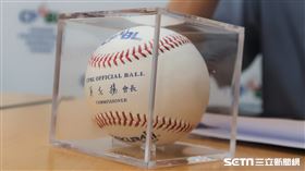 中職下半季新用球。（圖／記者王怡翔攝影）