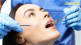 名家專用／NOW健康／停經後的婦女因為體內荷爾蒙分泌產生變化，而這些荷爾蒙正好為口腔內的細菌提供養分，往往成為引發牙周病的最佳溫床。(勿用)