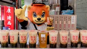 ▲萊恩擔任台南知名黑糖珍奶店員。（圖／統一獅隊提供）