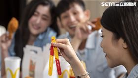 全民瘋出遊與聚餐之際，台灣麥當勞宣布，為讓顧客在玩樂的同時，能與親友一起分享美味的餐點與歡樂的用餐經驗，7月22日起至8月18日止，凡購買分享盒，即可穿越時空，欣賞台灣麥當勞與故宮精品聯名（圖／台灣麥當勞提供）