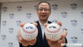 中職下半季新用球為藍色字體，上半季為黑色字體。（圖／記者王怡翔攝影）