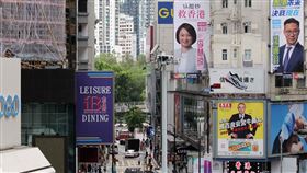 港府最快月底決定是否延後選舉  憲政爭議猶未解港媒引述消息稱，香港政府最快7月底決定是否延後舉行立法會選舉。不過目前各方對引用那條法例延後、延後期限，和如何解決立法會「空窗期」等憲政爭議，依舊眾說紛紜。圖為17日建制派政黨民建聯兩名候選人在銅鑼灣街頭張貼的競選海報。（中通社提供）中央社  109年7月23日