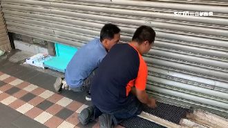 剛領三倍券…超商鐵捲門失控墜關8人