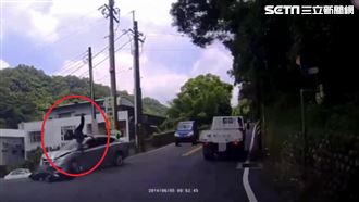 女駕駛逆向超車　撞飛騎士害骨折