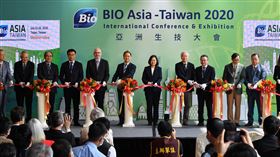 總統出席2020亞洲生技大會開幕剪綵總統蔡英文（右6）23日上午到台北南港展覽館2館出席2020亞洲生技大會開幕典禮，與貴賓一同剪綵。中央社記者王飛華攝  109年7月23日