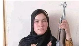 一名阿富汗少女據稱擊斃兩名槍殺她父母的塔利班分子，她舉著AK-47步槍的照片在網路廣為流傳後，為雙親尋仇的行徑獲盛讚為英雄。（圖取自環球新聞網頁globalnews.ca）