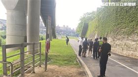 台北市南湖大橋下發現浮屍，死者身分竟是北市府都發局收賄業務曾華崇。（圖／讀者提供）