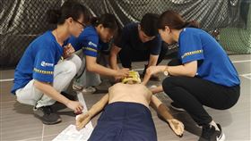 小小消防局體驗營  民眾體驗救援活動台中市消防局舉辦小小消防局體驗活動，今年首度推出密室逃生，讓參加體驗的民眾找尋線索時同步體驗醫療救護、吊掛拖拉等消防實作。（民眾提供）中央社記者趙麗妍傳真  109年7月23日