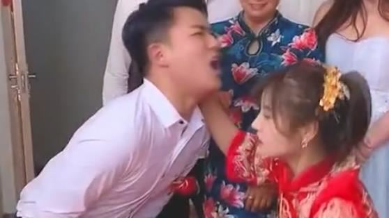 美嬌娘討親太心急…一躍猛擊新郎要害