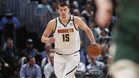 ▲金塊中鋒約基奇（Nikola Jokic）改打控球。（圖／美聯社／達志影像）
