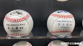 ▲中職下半季新用球為藍色字體，上半季為黑色字體。（圖／記者王怡翔攝影）