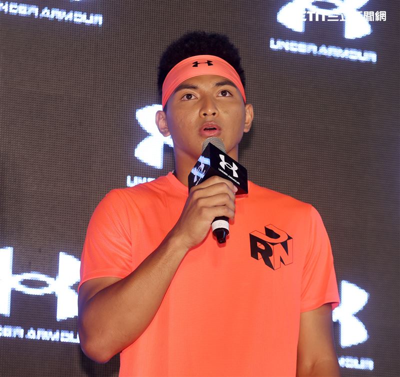 旅美球員劉致榮代言ua。（記者邱榮吉/攝影）