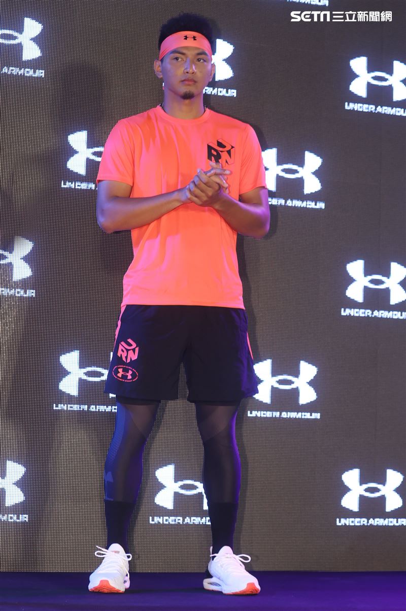 旅美球員劉致榮代言ua。（記者邱榮吉/攝影）