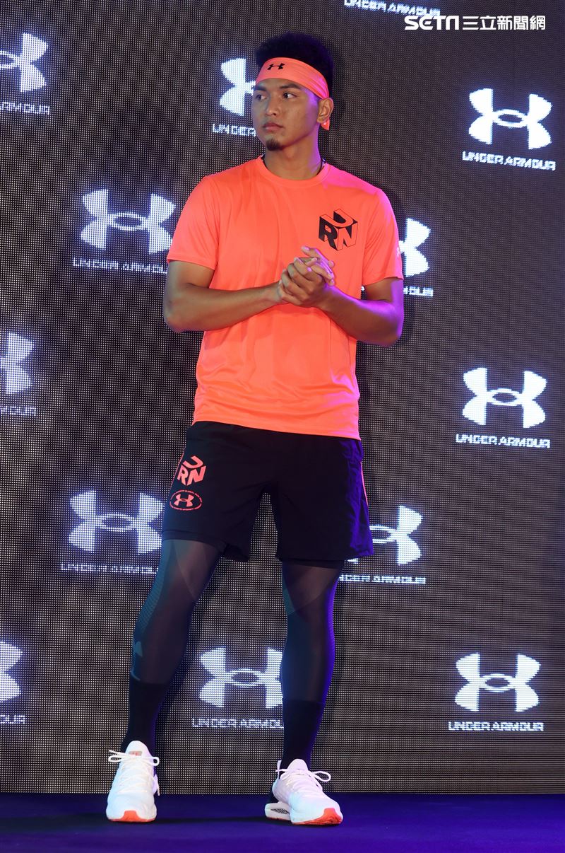 旅美球員劉致榮代言ua。（記者邱榮吉/攝影）