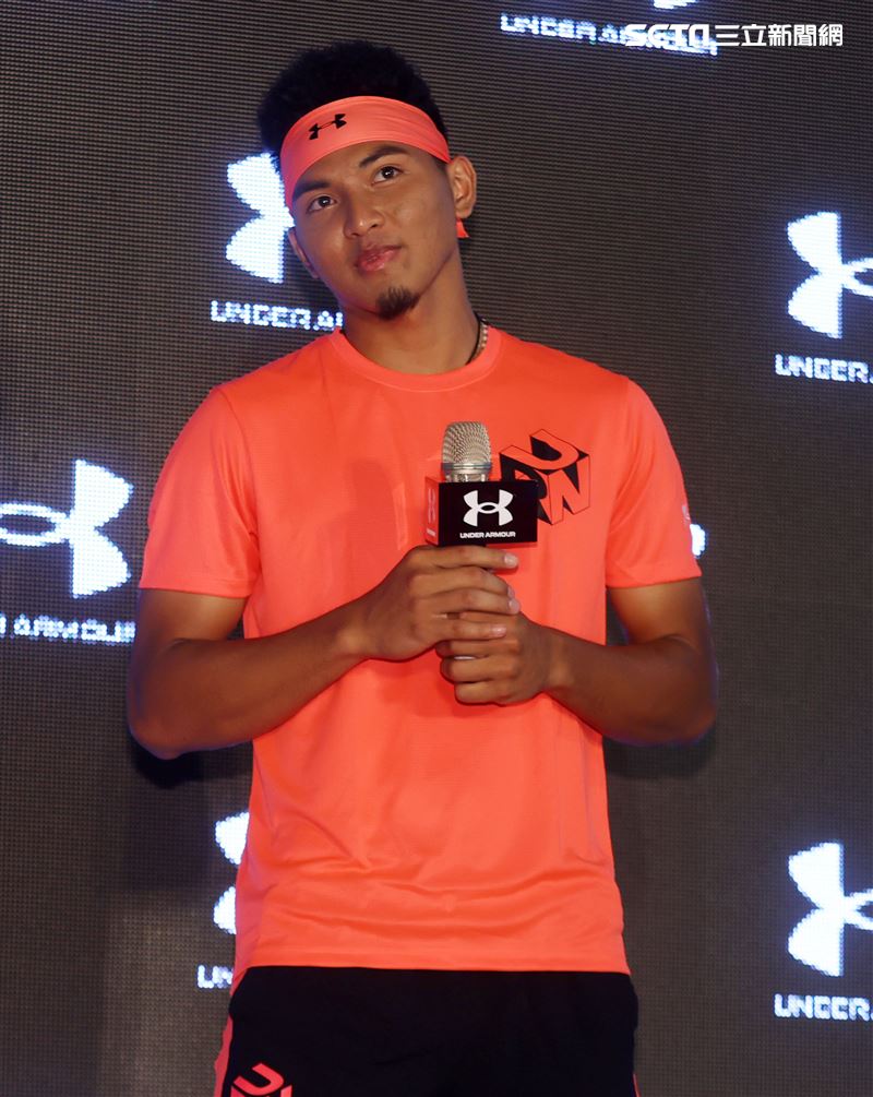 旅美球員劉致榮代言ua。（記者邱榮吉/攝影）