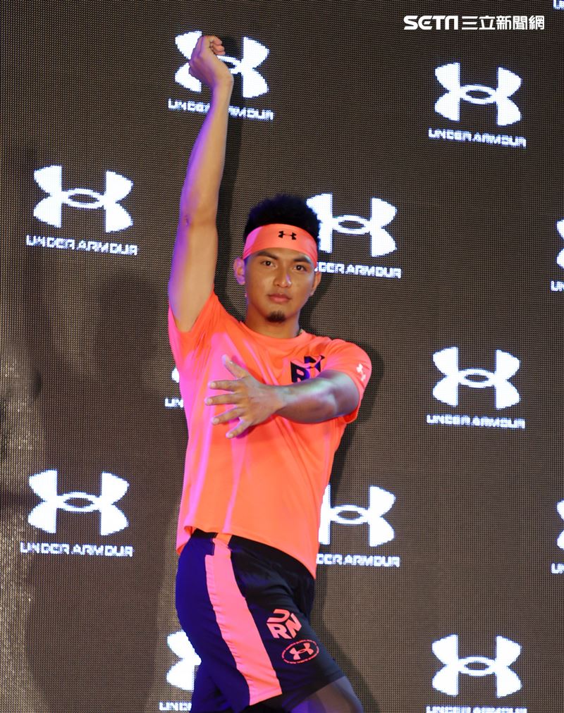 旅美球員劉致榮代言ua。（記者邱榮吉/攝影）