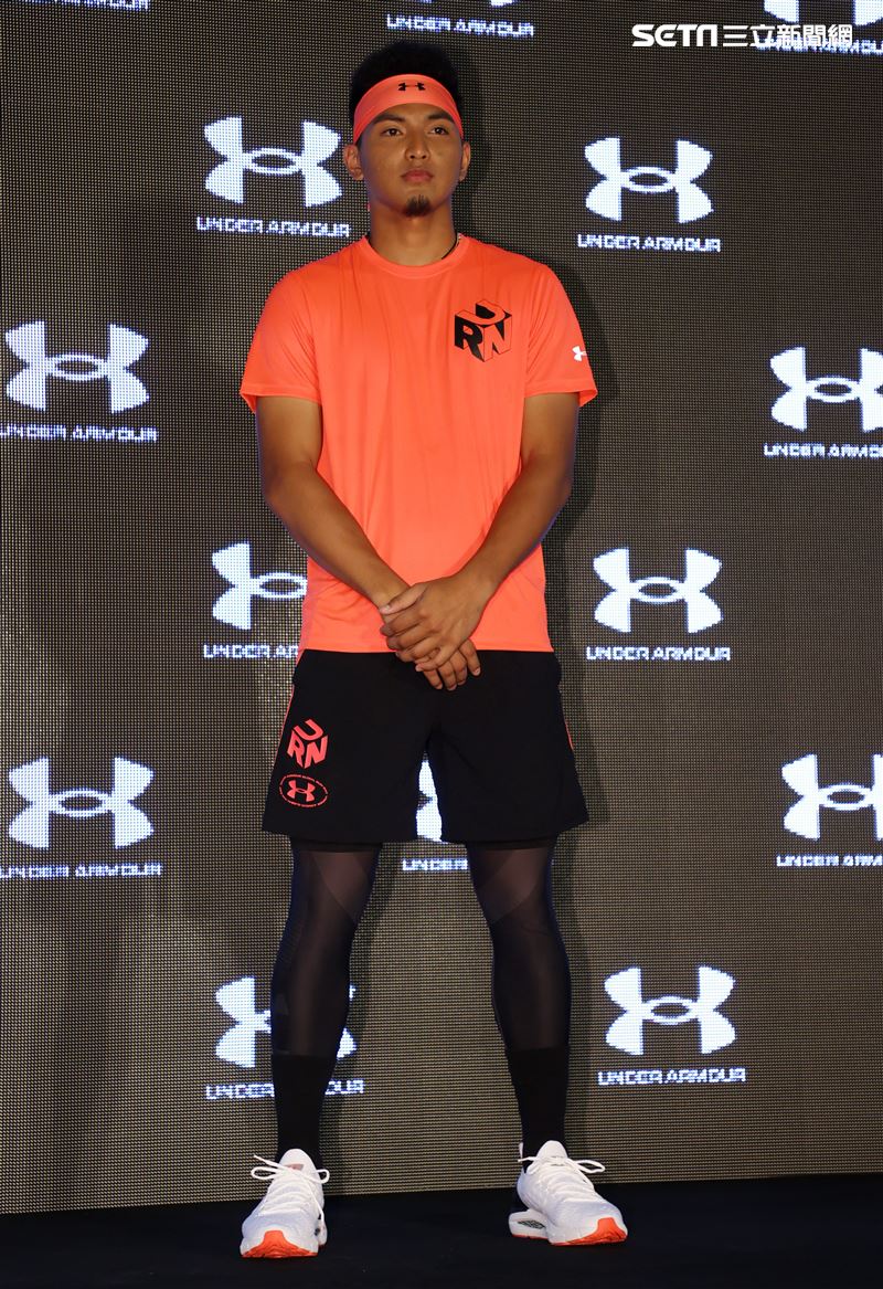 旅美球員劉致榮代言ua。（記者邱榮吉/攝影）