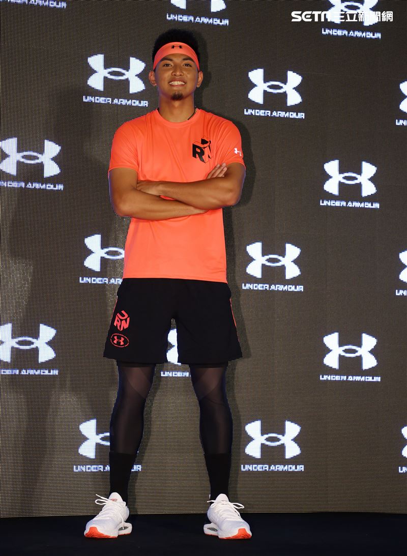 旅美球員劉致榮代言ua。（記者邱榮吉/攝影）