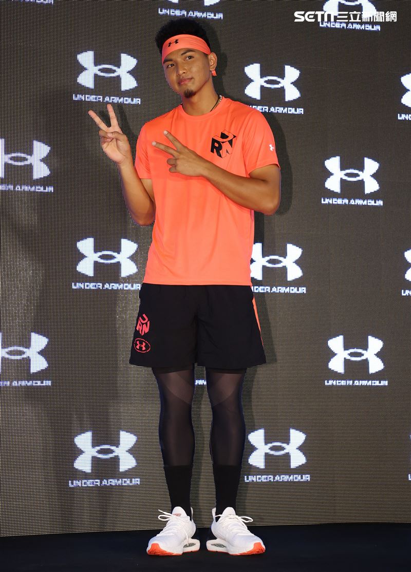 旅美球員劉致榮代言ua。（記者邱榮吉/攝影）