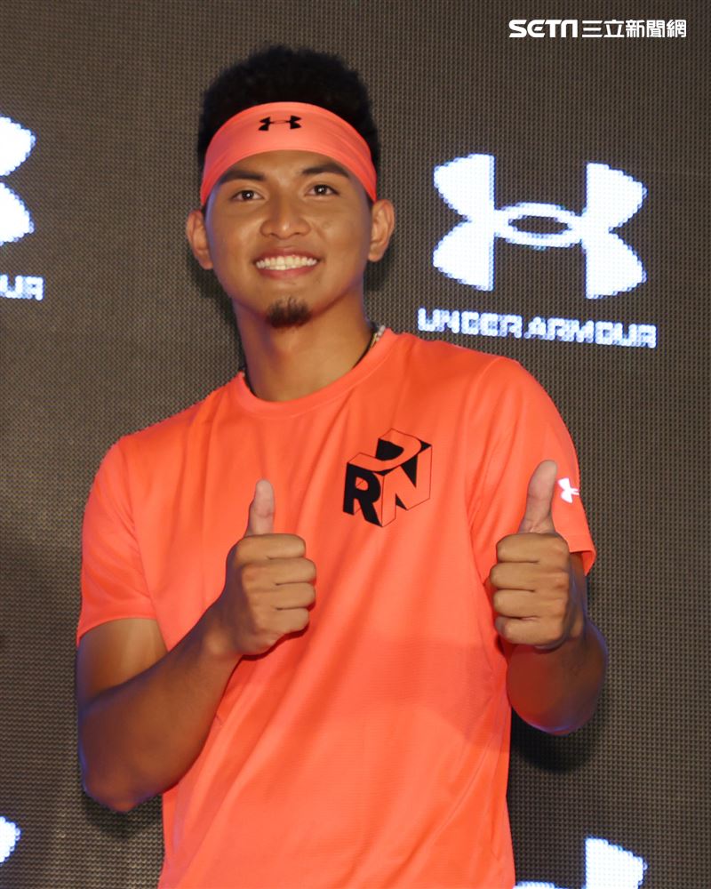 旅美球員劉致榮代言ua。（記者邱榮吉/攝影）