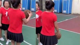 廣場舞大媽撂完狠話，接過籃球。（圖／翻攝自梨視頻）