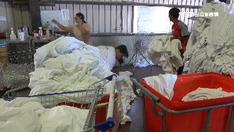 遊客爆量工廠來不及　民宿自己洗床單