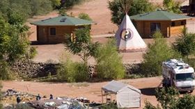 詹姆斯帶54名學員在塞多納沙漠中靈修。（圖／翻攝自yuridre推特）