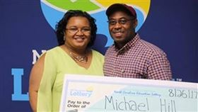 ▲希爾當與老婆一起領獎。（圖／翻攝自推特）